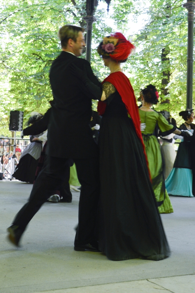 Couple doing a waltz from 1914