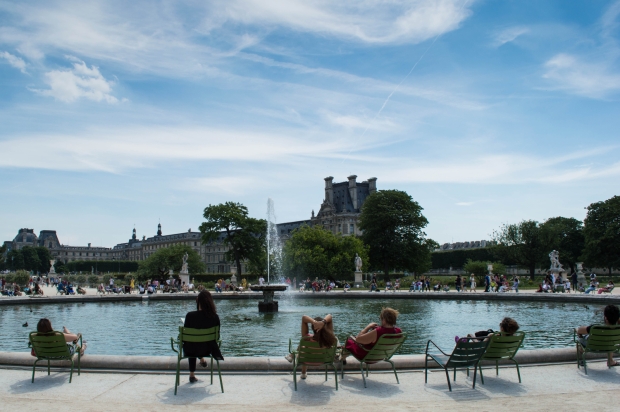 People sitting by a fountain in the Tuileries gardens