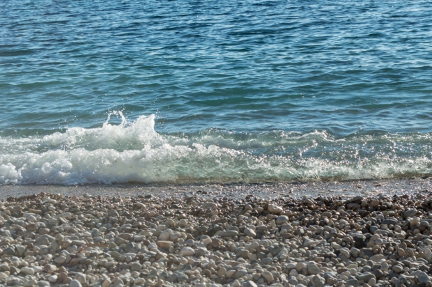 Gentle waves breaking - clear water - Villefranche - small